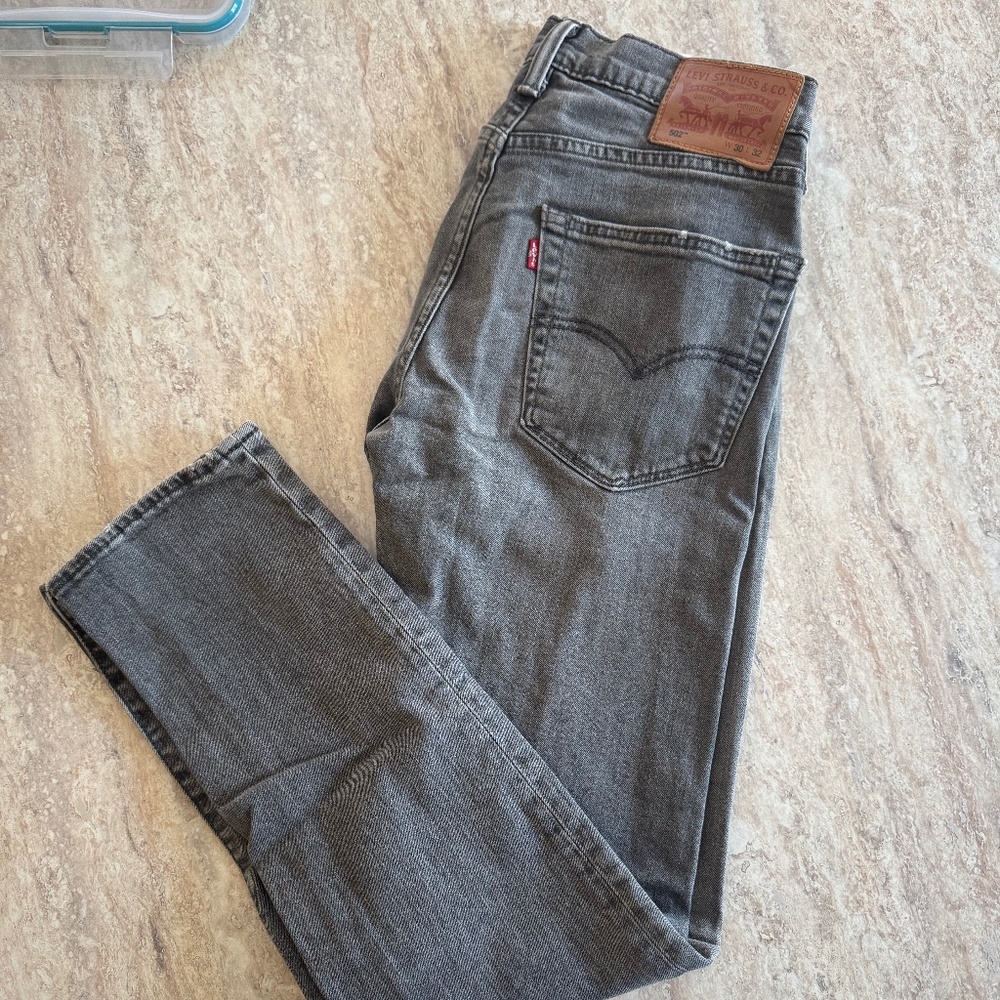 Men’s gray Levi’s 502